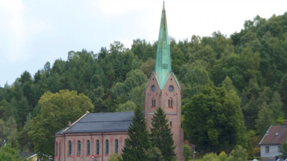 tangen_kirke_fra_havna.jpg